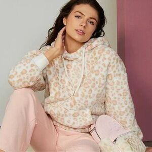 🤎🤍  Retired UGG Loyra Sherpa Hoodie White Panther 🤍🤎